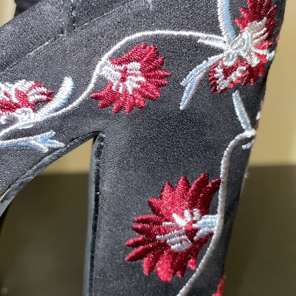 JustFab Lawren High Heel Sandals. Size 8. Chunky heel. Floral design. - Picture 10 of 14